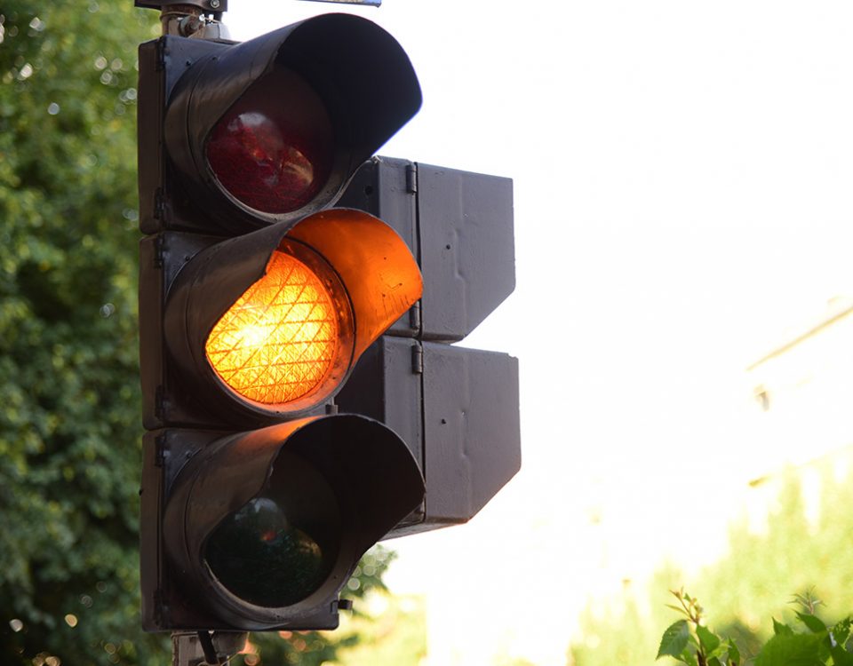 accidentes por no ceder el paso al semáforo en amarillo
